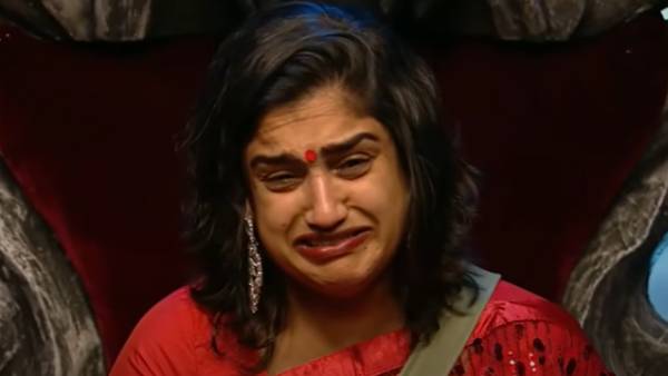 வனிதாவையே அழ வைத்து விட்டார்களே