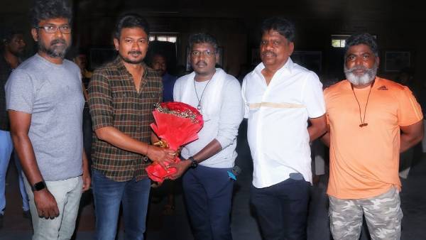Director Mariselvaraj Celebrates Birthday in Maamannan shooting spot Director Mariselvaraj Celebrates Birthday in Maamannan shooting spot