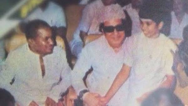 எம்ஜிஆரின் மடியில்