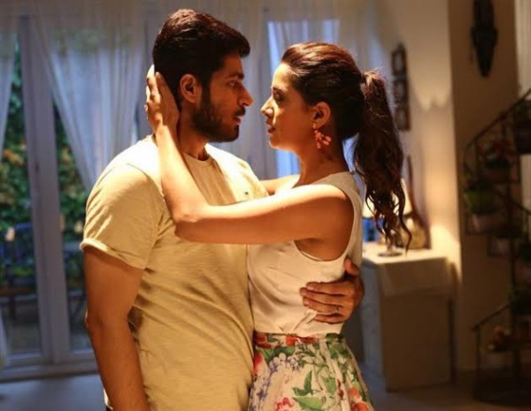 இருவரும் காதலிப்பதாக கிசுகிசுக்கப்பட்டது