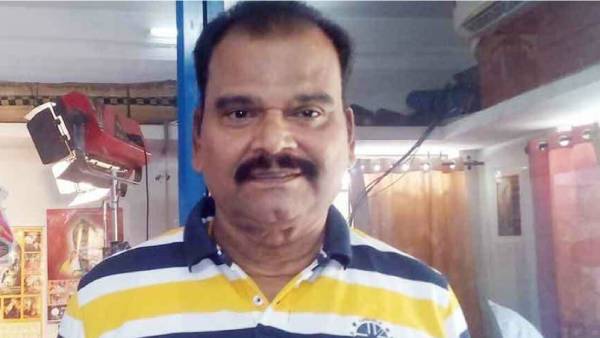 மிரட்டி பணம் சம்பாதிக்கிறார்