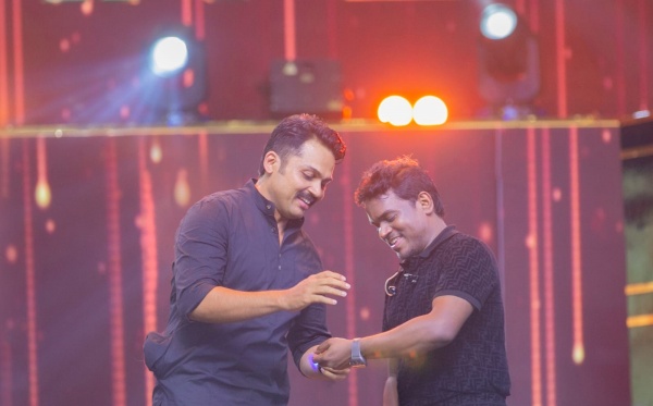 யுவனுக்கு கார்த்தி பரிசு