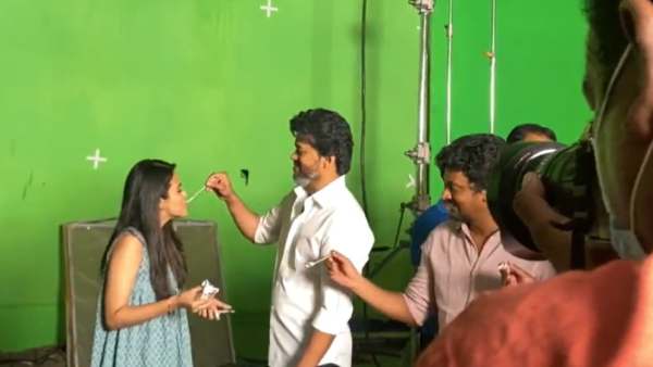 கேக் ஊட்டிவிட்ட விஜய்