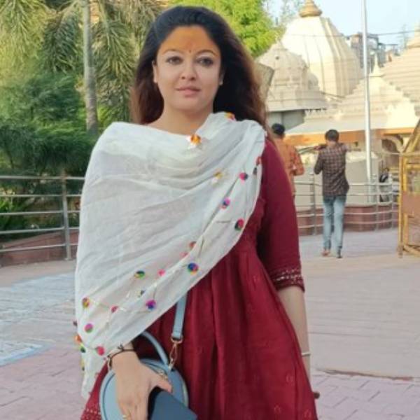 Actress Tanushree dutta gets injured in road accident Actress Tanushree dutta gets injured in road accident
