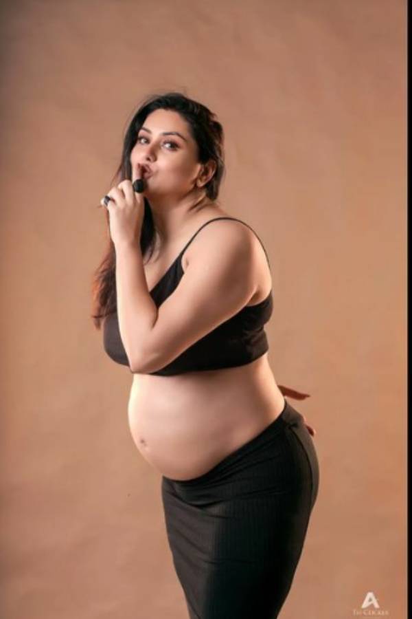 கருப்பு நிற உடையில்