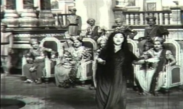 பாடல்கள் எழுதுவதிலும் வல்லவர்