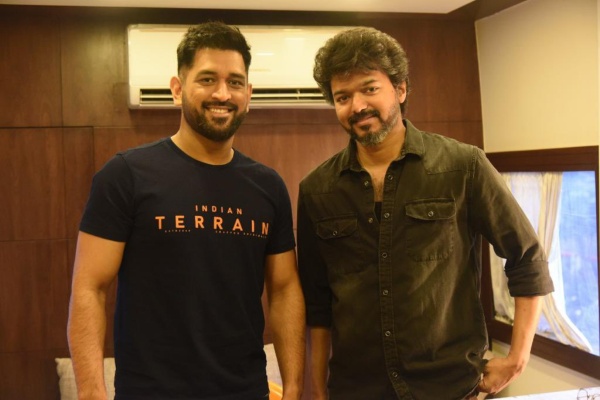 தோனியுடன் கைக்கோர்க்கும் விஜய்