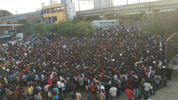 FDFS பைத்தியம் தான் இவர்கள் மூலதனம்