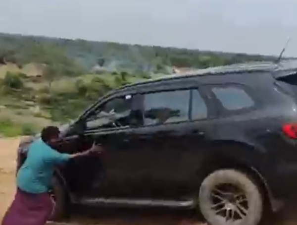 தாங்கிப் பிடித்த தங்கதுரை