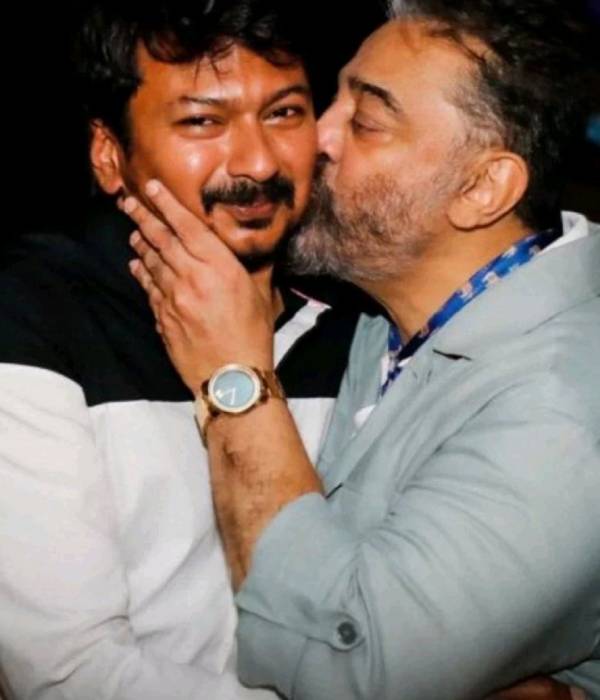 உதயநிதிக்கு முத்தம்