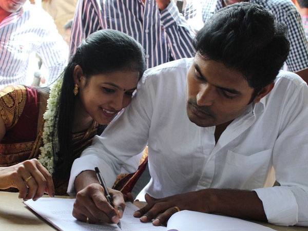 மூடர் கூடம் நவீன் & சிந்து