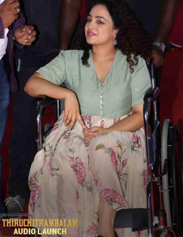 வீல் சேரில் வந்த நித்யா மேனன்