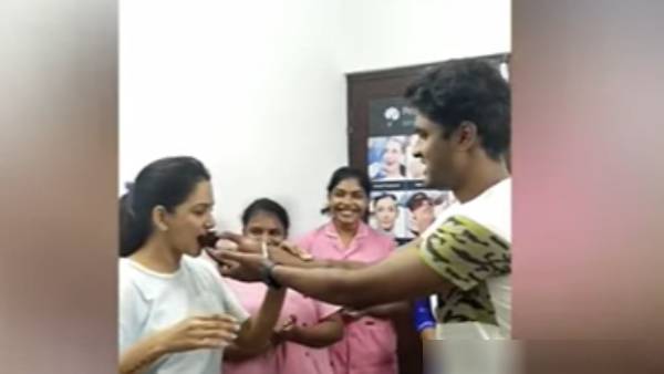 பாவனிக்கு கேக் ஊட்டிய அமீர்