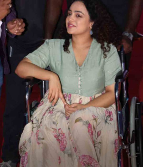 வீல் சேரில் வந்த நித்யா மேனன்