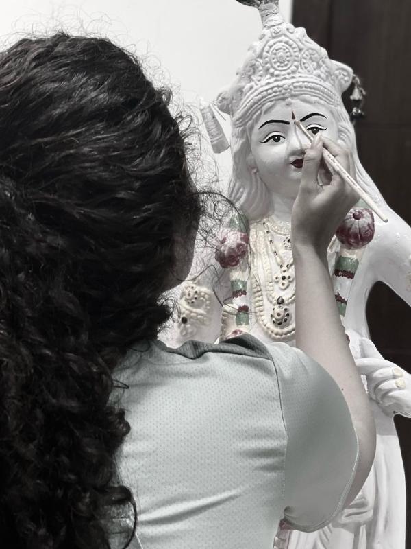 கிருஷ்ணர் சிலைக்கு வண்ணம்