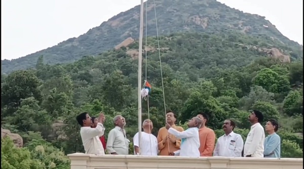 தேசிய கொடியேற்றி இளையராஜா மரியாதை