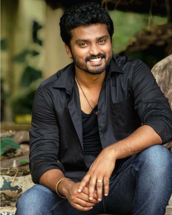 வாழ்த்துக்கள் கூறும் ரசிகர்கள்
