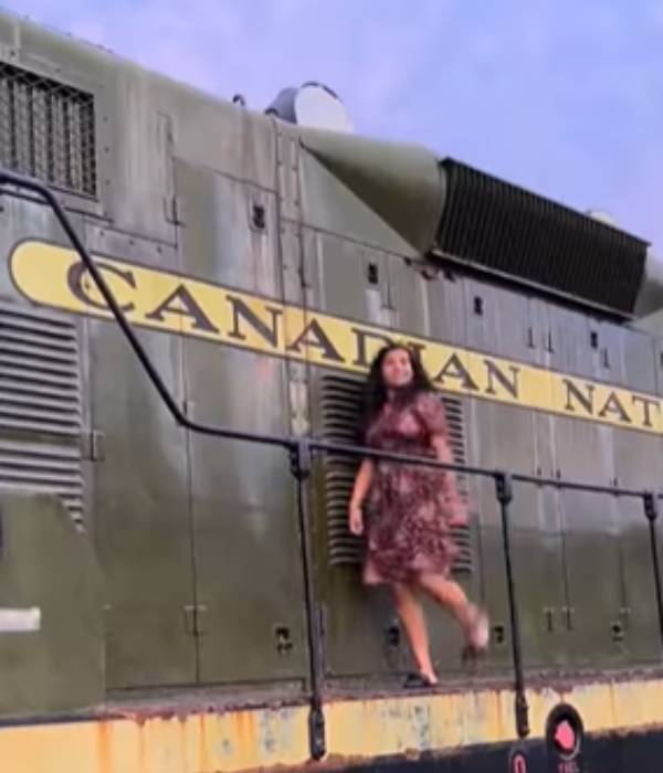 ரயிலில் சூப்பர் குத்தாட்டம்