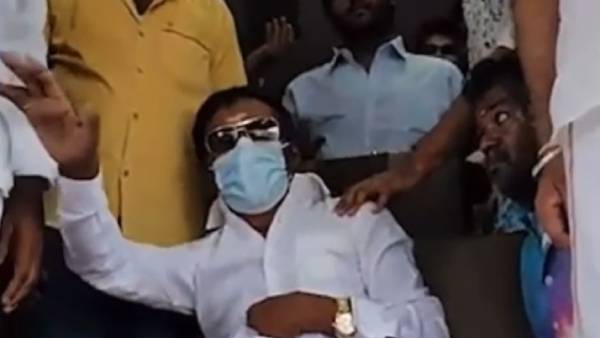 கையசைத்த விஜயகாந்த்