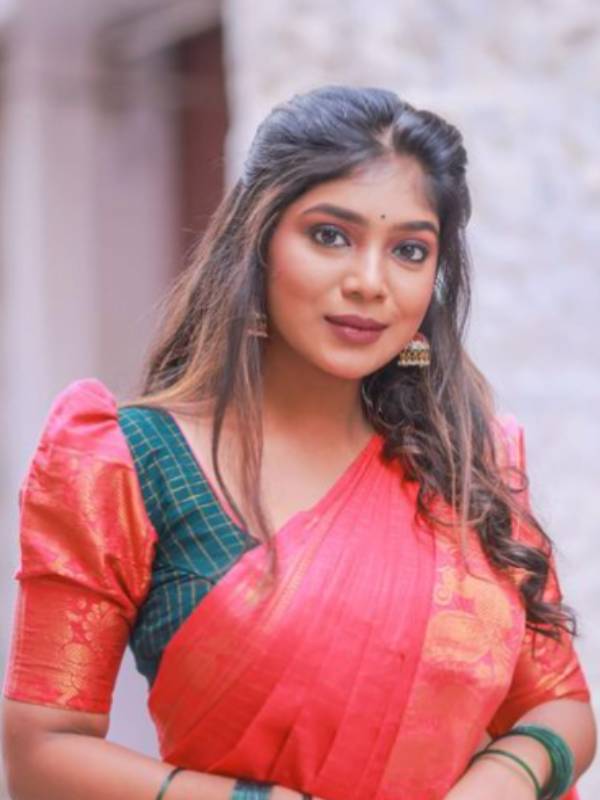 பாவாடை தாவணியில்