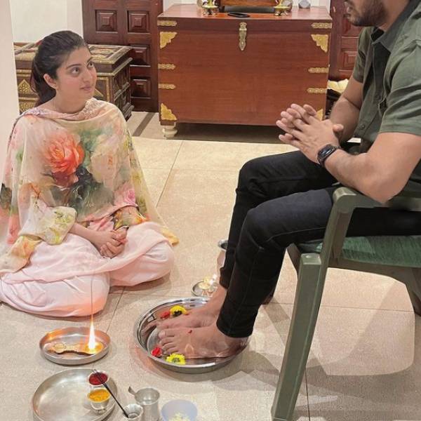 கணவருக்கு பாத பூஜை
