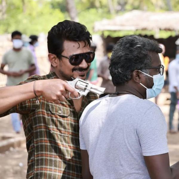 கையில் துப்பாக்கியுடன் உதயநிதி