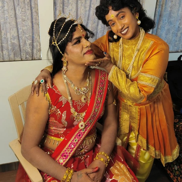 பெண்ணாக மாறி