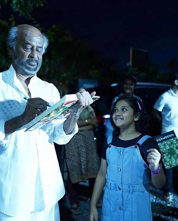 ஆட்டோகிராஃப் கேட்ட குழந்தை