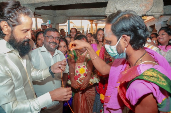 வாழ்த்திய விக்ரம்