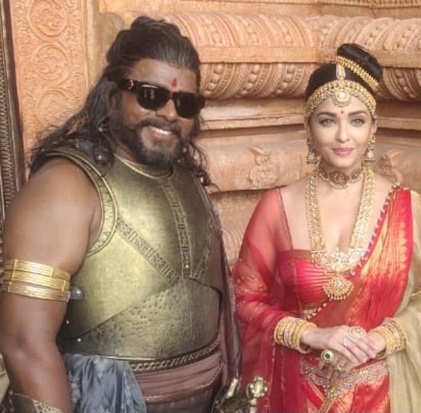 முழு நிலவு என பாராட்டு