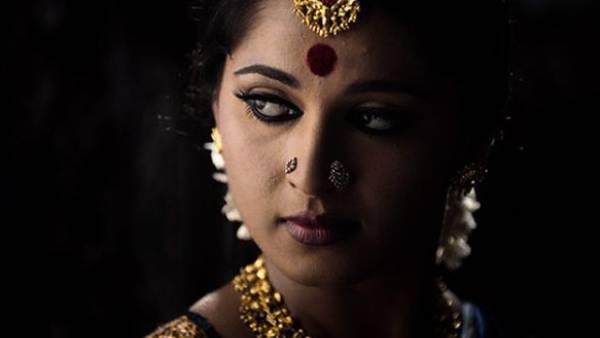 அனுஷ்காவின் மிரட்டல் லுக்