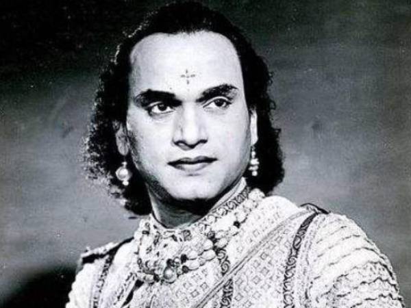 கேட்பாரற்று எழும்பூர் நடை மேடையில் அமர்ந்திருந்த பாகவதர்