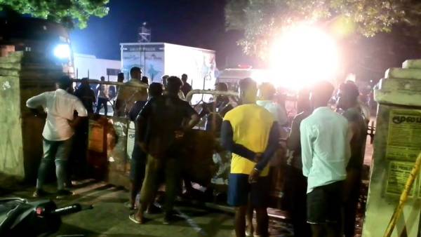 விஜய் ரசிகர்கள் மீது தடியடி