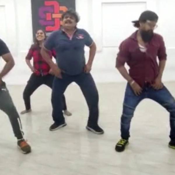 மன்சூர் அலிகான் குத்தாட்டம்