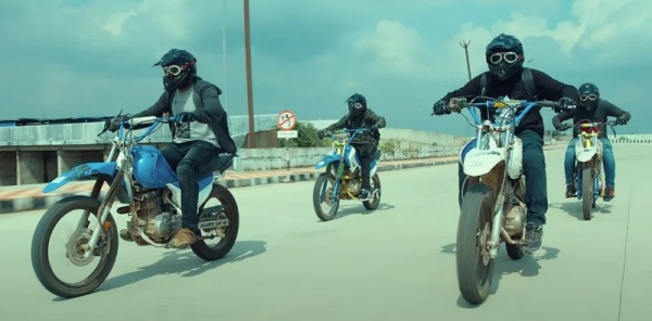 ஹீரோவைப்பார்த்து பைக் ரேஸில் ஈடுபட்டு சிக்கும் இளைஞர்கள்