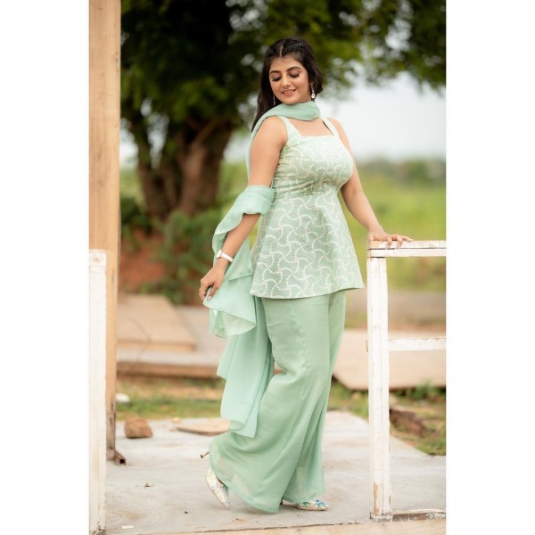 எலியும் பூனையுமாக சண்டை