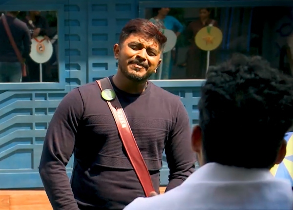 வெள்ளை சட்டை போட்டால் அரசியல்வாதியா?