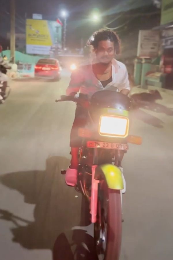 ஹெல்மெட் அணியாமல் பைக் பயணம்