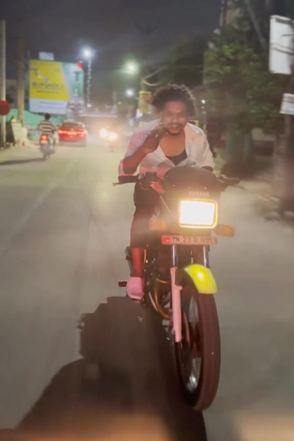 புகழ் மீது வழக்கு உண்டா போலீஸாருக்கு நெட்டிசன்கள் கேள்வி
