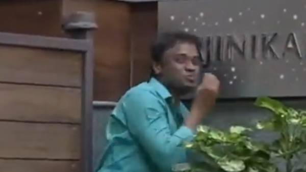 முத்தம் கொடுத்த ரசிகர்