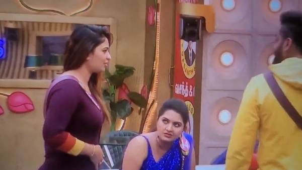 யாருடா அது தொடையை காட்டிட்டு உட்கார்ந்து இருக்கா