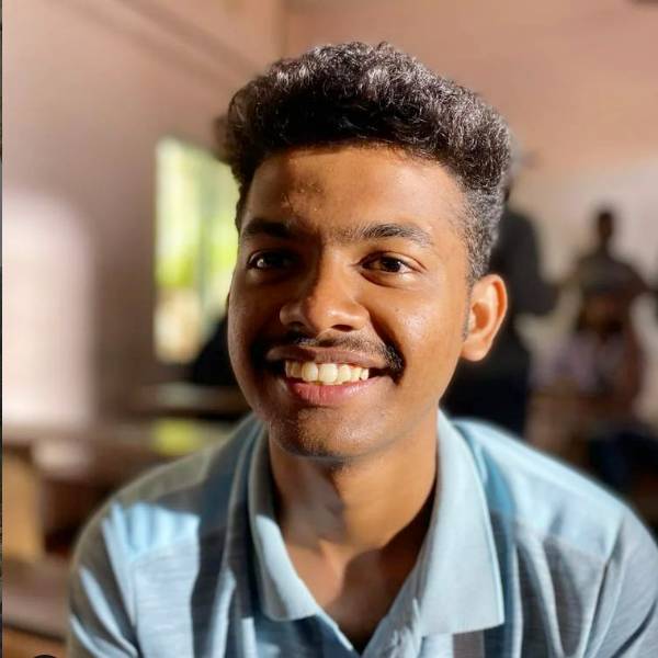 20 வயது இளம் நடிகர் மேத்யூ தாமஸ்