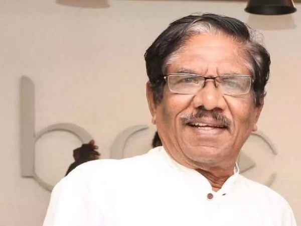 வடிவுக்கரசி பாரதிராஜாவிடம் பெற்ற ஆசிர்வாதம்