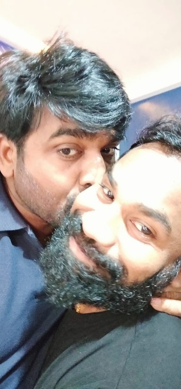 கட்டிப்பிடித்து முத்தம்