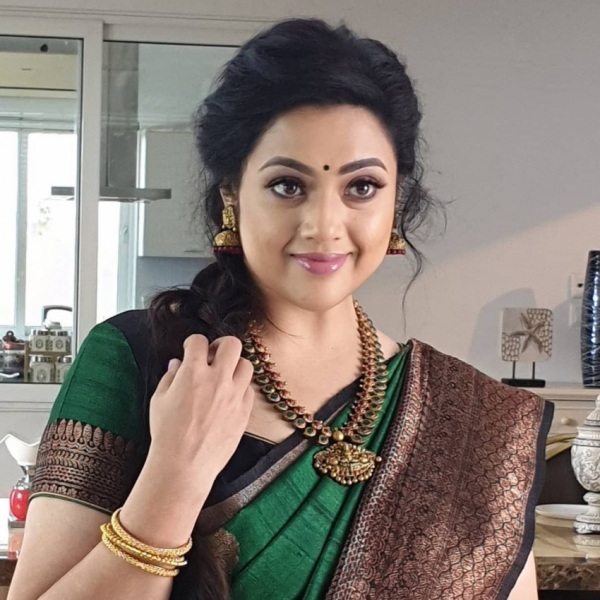 மீனாவுக்கு சக நடிகைகள் ஆறுதல்