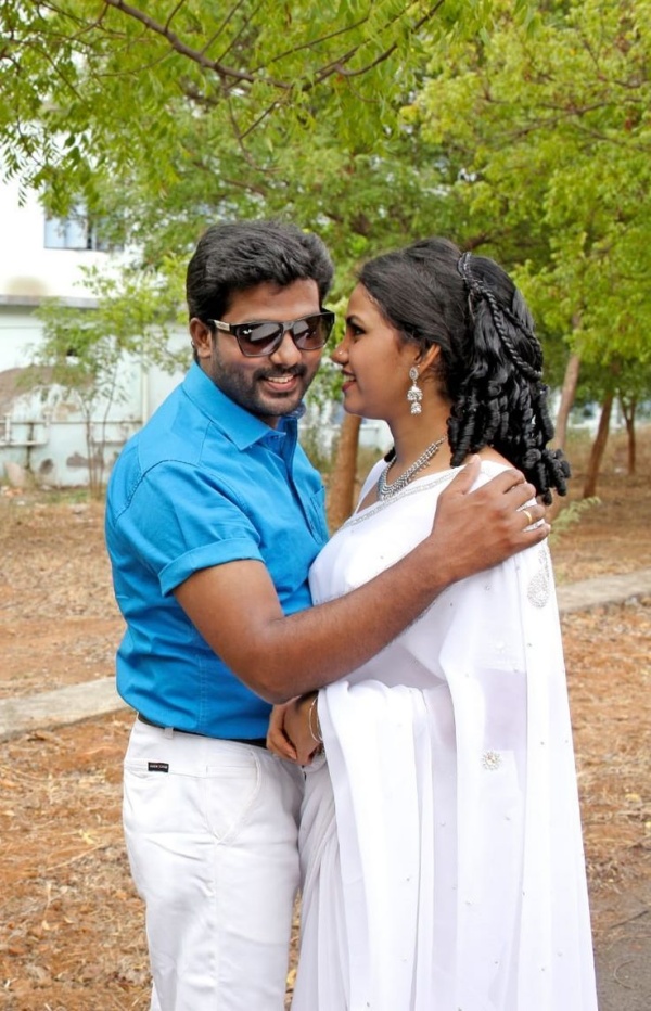 கை தட்டி ரசிக்கிறார்கள்