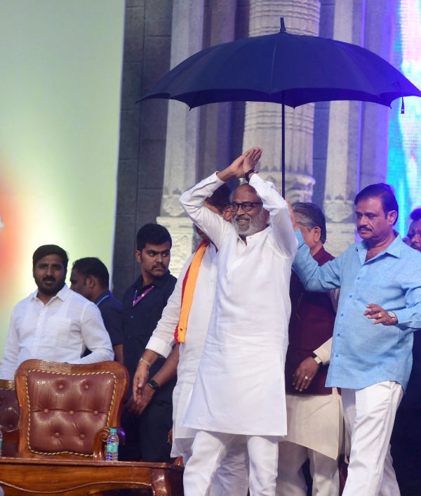 ரஜினிக்கு குடை பிடித்த அமைச்சர்