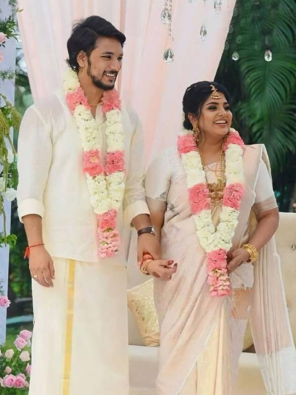 பட்டு வேஷ்டி சட்டையில்