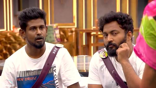 முகமூடியுடன் இருக்கிறார்