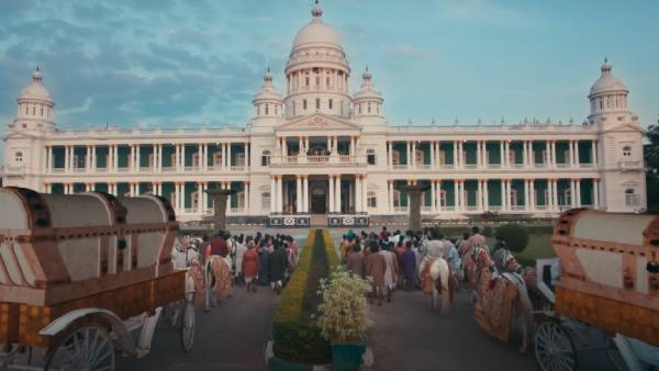 பிரம்மாண்ட செட்
